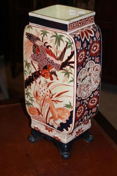 null Vase en céramique de Montereau à décor peint d'oiseaux et biche. H. : 44 cm...