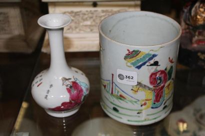 null CHINE début XXème, ensemble comprenant un pot à pinceaux en porcelaine à décor...