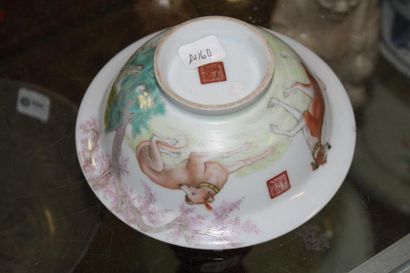 null Bol en porcelaine polychrome, Chine, début XXème.(un éclat en bordure)
