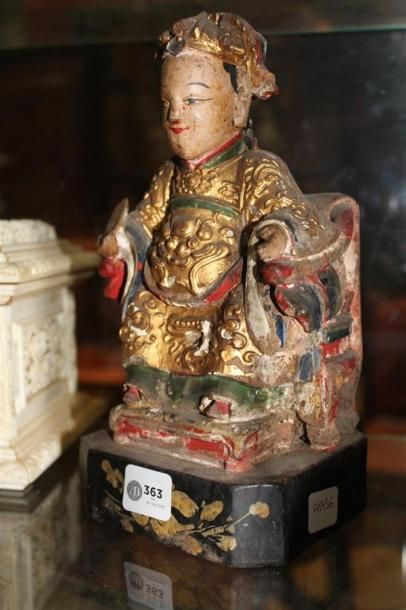 null Sujet en bois sculpté polychrome et doré fiurant un dignitaire, Chine du Sud,...
