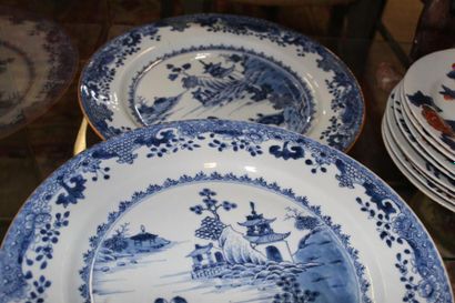 null Deux grands plats ronds porcelaine bleu/blanc decor de paysages. Chine, fin...