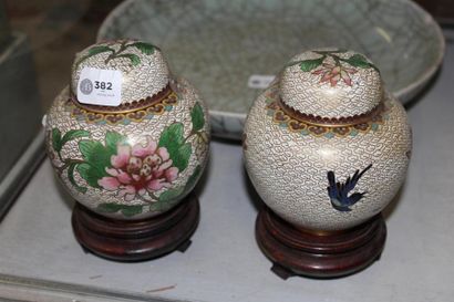 null Paire de pots recouverts à décor polychrome d'émaux cloisonnés de pivoine, Chine,...
