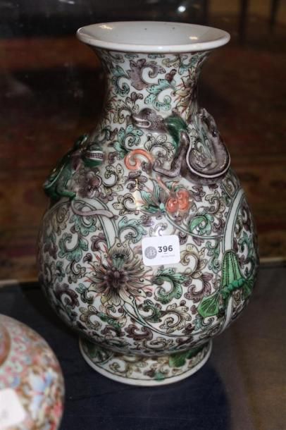 null Vase balustre en porcelaine polychrome à décor dans le goût de la famille Verte...