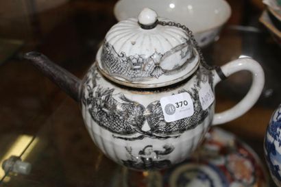 null Théière couverte en porcelaine
Chine, XVIIIème siècle
De forme côtelée, décorée...