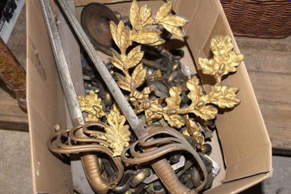 null Carton contenant éléments d'ornementations en bronze doré : couronne de feuilles...