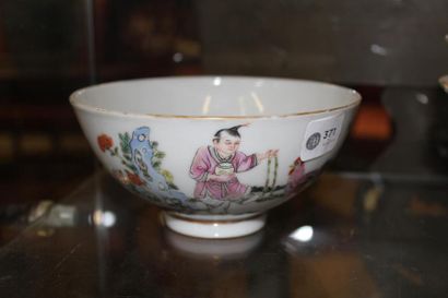 null Bol en porcelaine de la famille rose 
Chine, époque République, début du XXème...