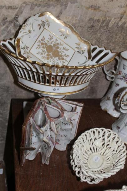 null Coupe de mariage en porcelaine blanche à réhauts doré, H. : 26,5 cm (usure -...