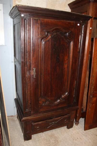 null Petite armoire rustique en bois teinté, elle ouvre à une porte mouluré et un...