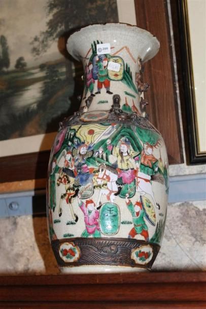 null Nankin 1ère moitié XXème - Vase balustre en céramique à décor polychrome de...