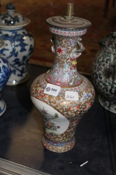 null Vase de forme balustre à décor polychrome de fleurs sur fond or marque Qianlong...