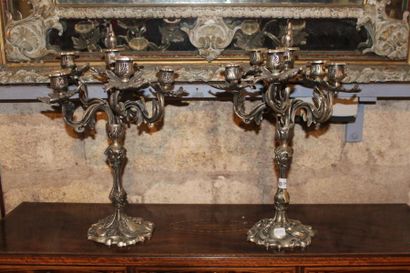 null Paire de candélabres en bronze argenté de style Louis XV, à 5 bras de lumière....