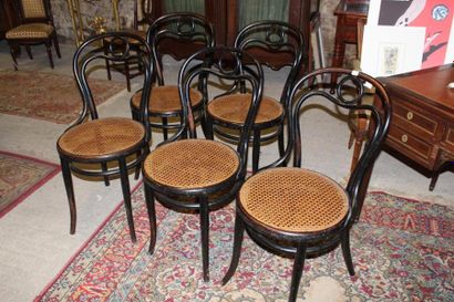 null Suite de cinq chaise bistrot en bois étuvé et courbé, assise cannée, pieds galbés,...