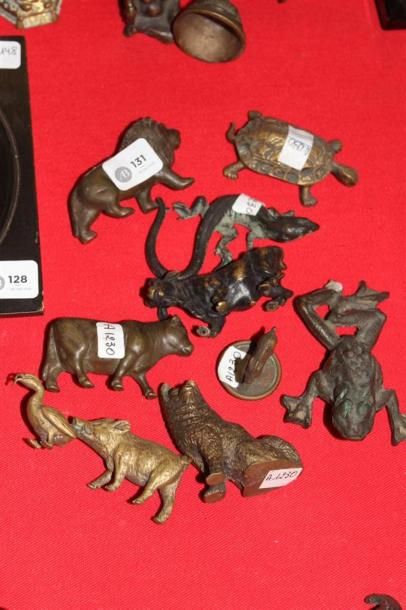 null Ensemble de petits bronzes animaliers comprenant "Lion", "Tortue", "Vache et...