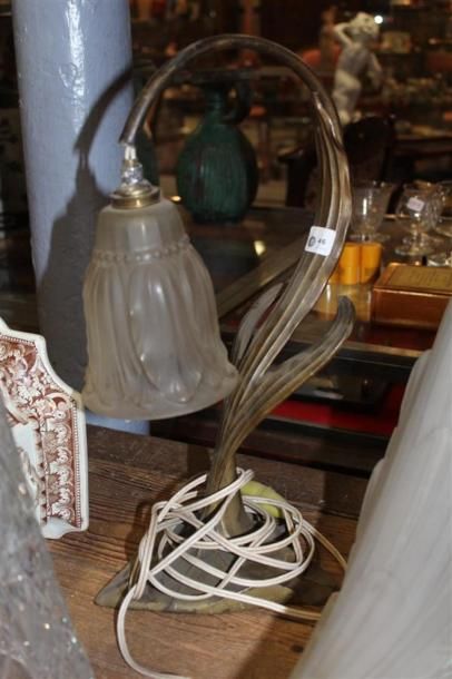 null Pied de lampe en bronze à décor végétal, tulipe en verre moulé dépoli, Style...