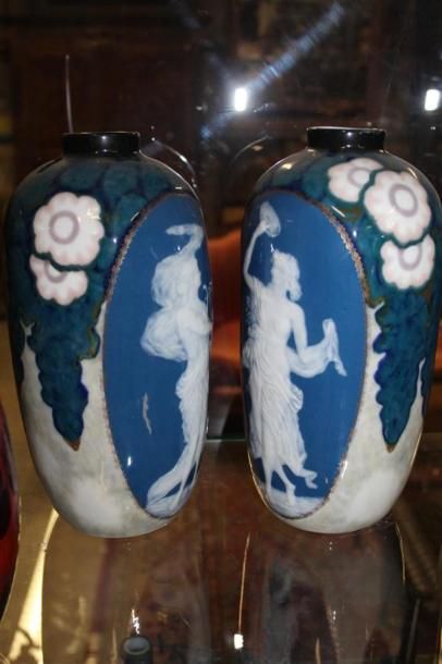null Camille THARAUD (1878-1951). Paire de vases en porcelaine à motifs fleuris stylisés,...