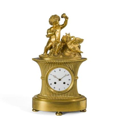 null PENDULE EN BRONZE DORE à décor d'un enfant jouant avec un cygne, la base en...