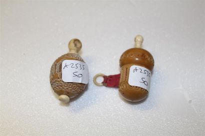 null Mètre ruban et petit hochet en noix de corozo sculptée et ajourée, XIXème siècle...