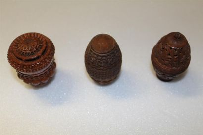 null Trois étuis en noix de corozo, XIXème siècle (un fendu).