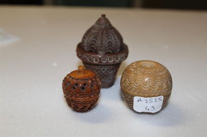 null Trois étuis en noix de corozo sculptée et ajourée, XIXème siècle.