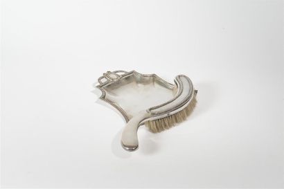null Ramasse-miettes et sa pelle en métal argenté, décor de style Louis XVI de perles...