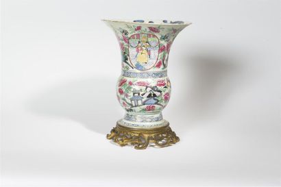 null Japon Vase de forme balustre à col évasé en porcelaine à décor en bleu sous...