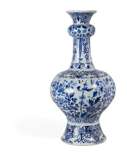 null Vase en faïence de forme balustre décor bleu/blanc végétalDelft, XIXème siècleH....