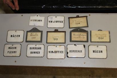 null Lot d'étiquettes pour le vin comprenant : une plaque en porcelaine marquée St...