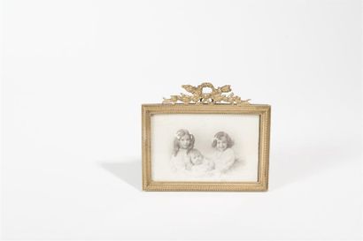 null Petit cadre porte-photos rectangulaire en laiton de style Louis XVI orné d'un...