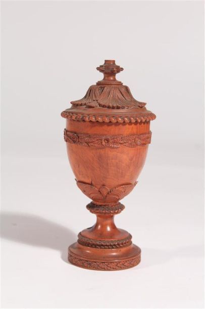null Pot couvert en bois blond sculpté en forme d'urne, décor de guirlandes feuillagée...