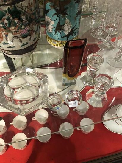 null Paire de salerons en cristal BACCARAT, . On y joint une paire de bougeoir en...