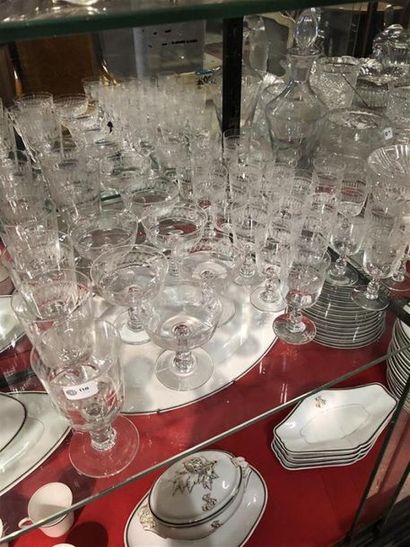 null Partie de service de verres en cristal à décor gravé comprenant 8 verres à eau,...