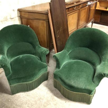 null Paire de fauteuils confortables en velours vert. On y joint une chaise à haut...