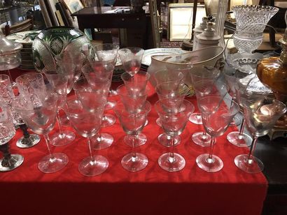 null Partie de service en verre taillé à décor gravé de pampres comprenant 11 verres...