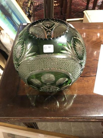 null Vase boule en cristal taillé et doublé vert, dans le foût de Saint Louis XXème...