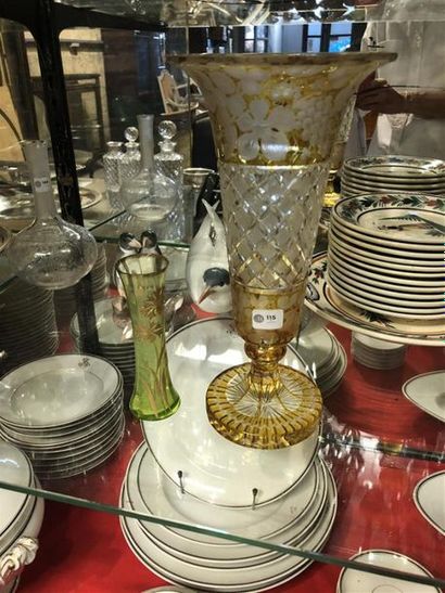 null Vase sur piedouche en cristal taillé et doublé dans le goût de Bohême à décor...