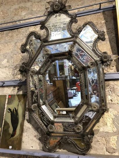 null Miroir hexagonal en verre de Venise à décor gravé de rinceaux et orné de fleurs...