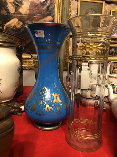 null Vase en opaline bleue à décor de rinceaux et filets dorés, XIXème siècle. On...