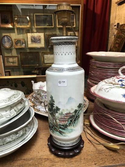null Vase en porcelaine à décor polychrome de paysage, Chine XXème siècle. Monté...