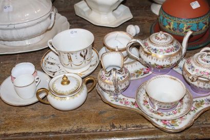null Ensemble de porcelaines comprenant : service à thé à décor polychrome de fleurs,...