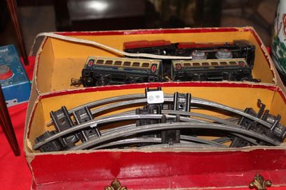 null HORNBY boite n°1 comprenant 1 locomotive, 2 wagons et ses rails (+ tendeurs)...