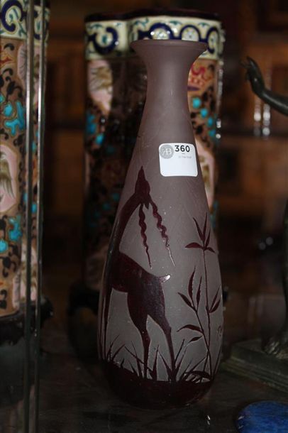 null Vase soliflore en verre à décor dégagé à l'acide d'une antilope, signé PEYNAUD....