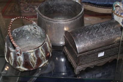 null Coffret en métal argenté à décor ciselé. Maroc, XXème siècle. On y joint deux...