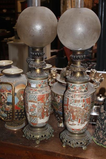 null Paire de vases en faïence de Satzuma formant lampeà pétrole, monture en bronze,...