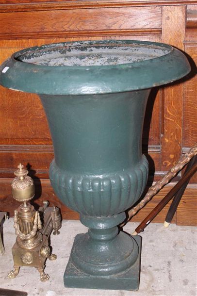 null Ensemble de trois vases en fonte peinte de forme Medicis. Fin XIXème siècle....