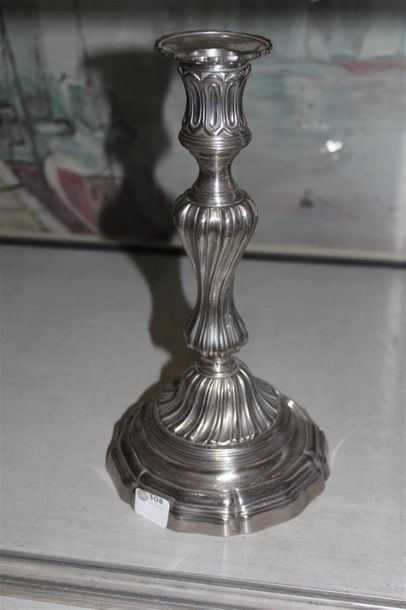null Bougeoir en métal argenté fû torsadé. Style Louis XV, XIXème siècle.