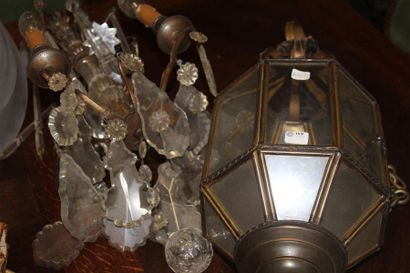 null Lustre en bronze et pampilles à 4 brase de lumières de Style Louis XV. On y...