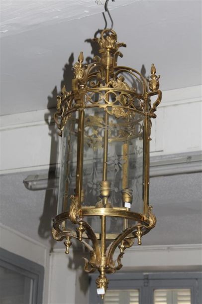null Lanterne de vestibule en bronze à décor de fueillages et verre cintré à décor...
