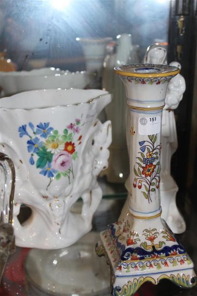 null Bougeoir en faïence dans le goût de Rouen, XVIIIème siècle. On y joint un vase...