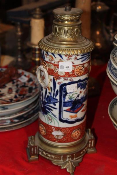 null Vase rouleau en porcelaine polychrome à décor Imari. Japon, XIXème. Montée en...