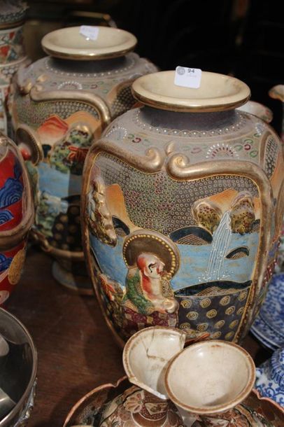 null Paire de vases en faïence de Satzuma, décor de personnages en relief. Japon,...